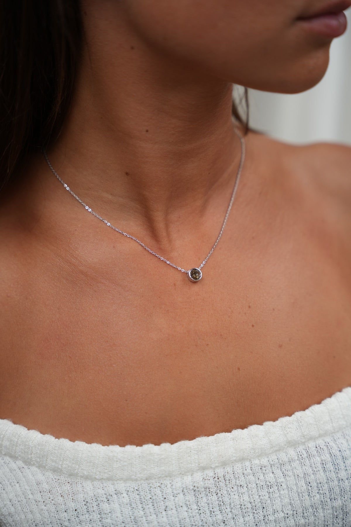 Lis asketting in zilver, gedragen