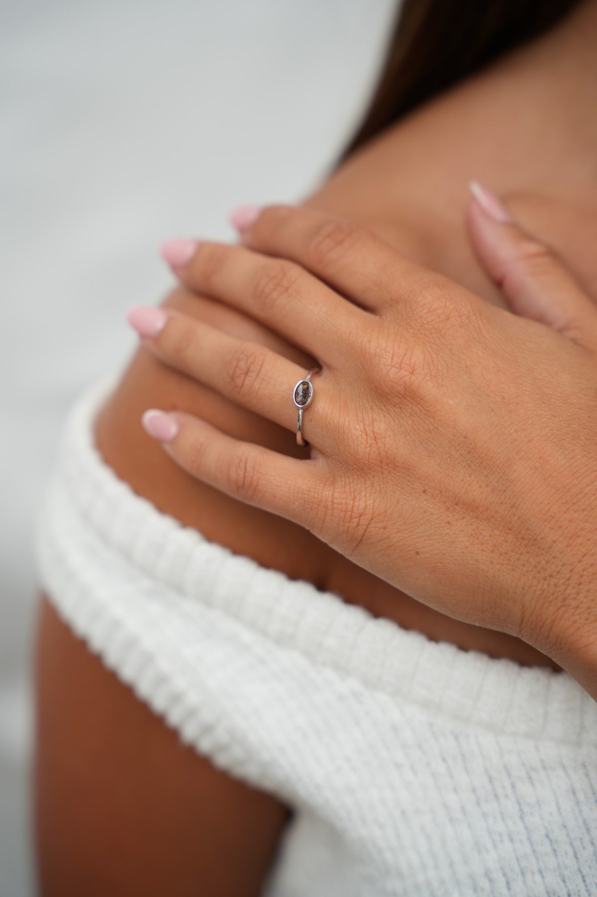 Juna asring in zilver, gedragen