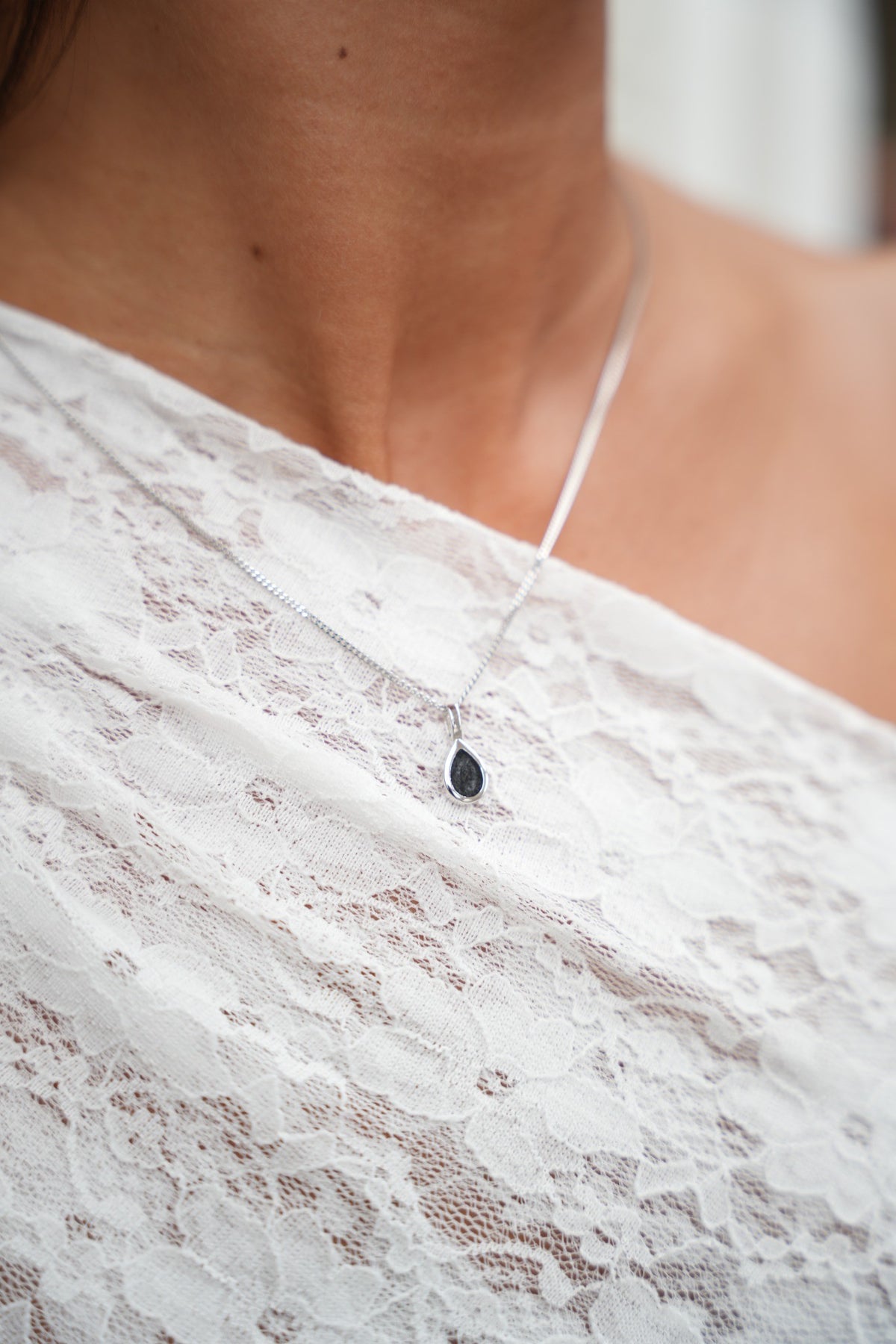 Pure Drop ashanger in goud, gedragen
