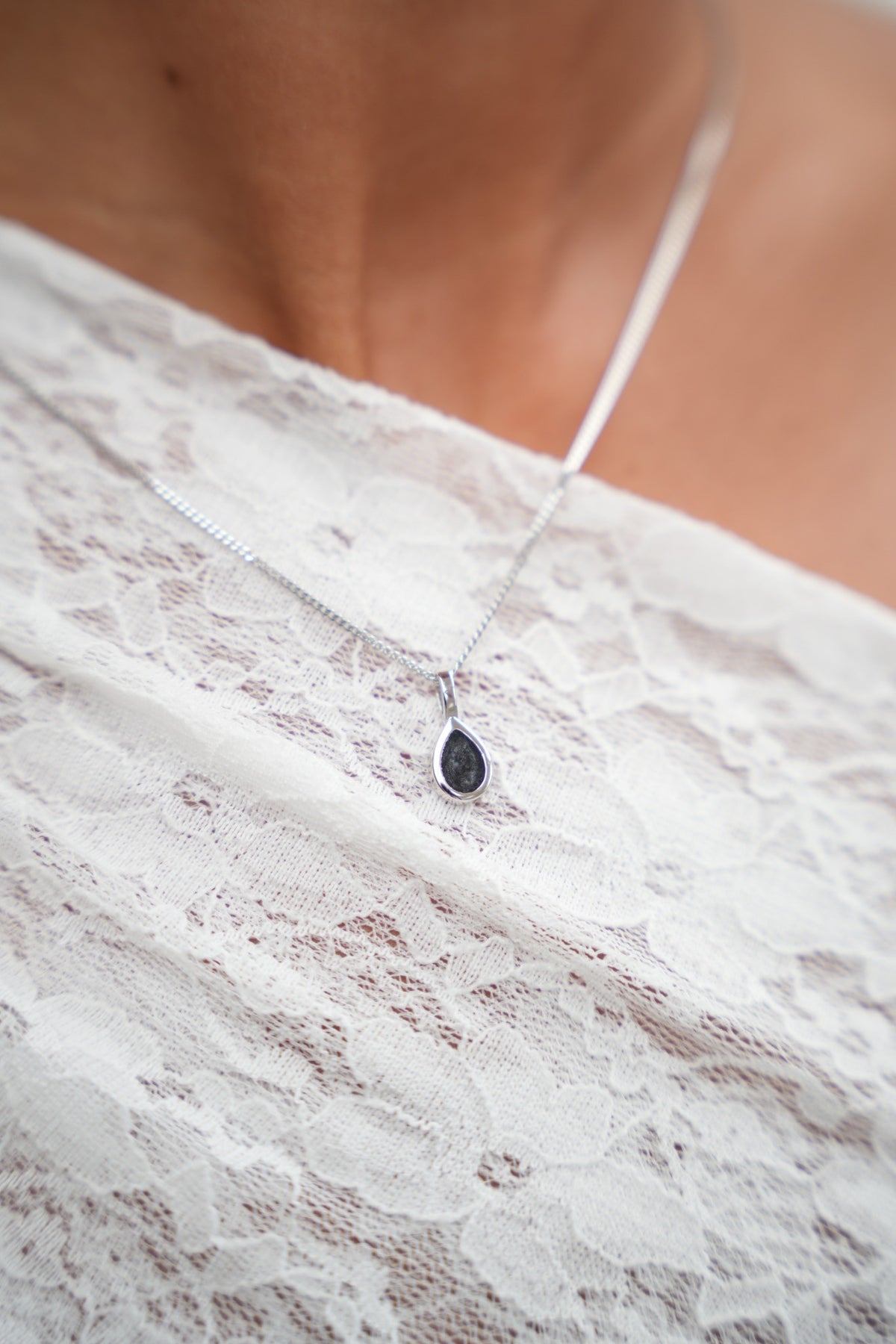 Pure Drop ashanger in zilver, gedragen