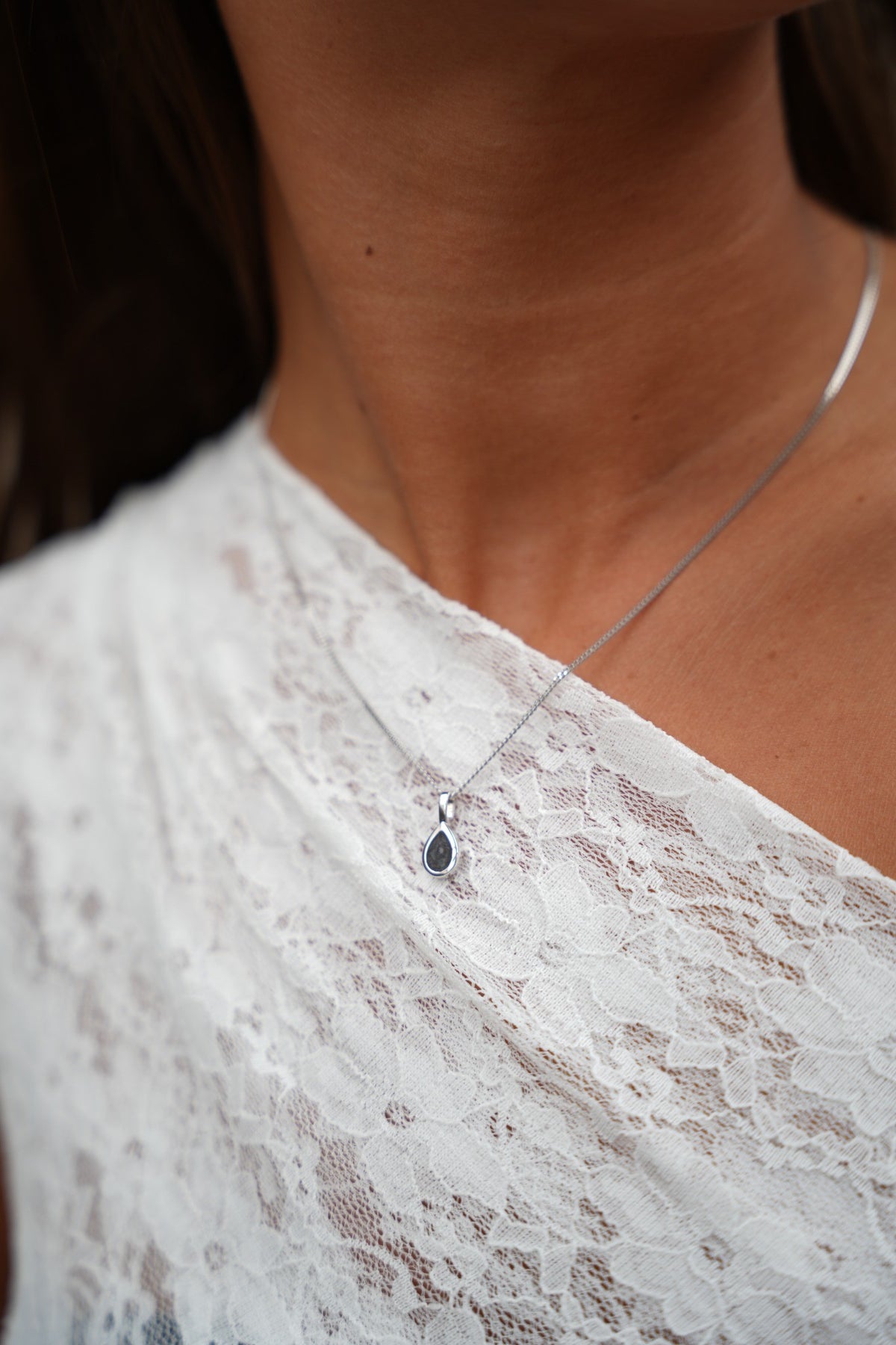 Pure Drop ashanger in goud, gedragen