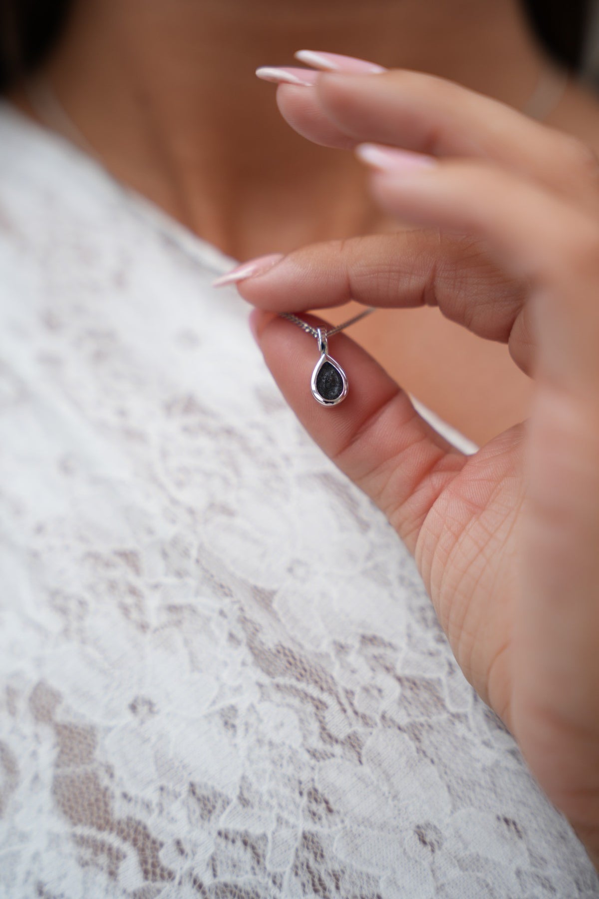 Pure Drop ashanger in goud, gedragen