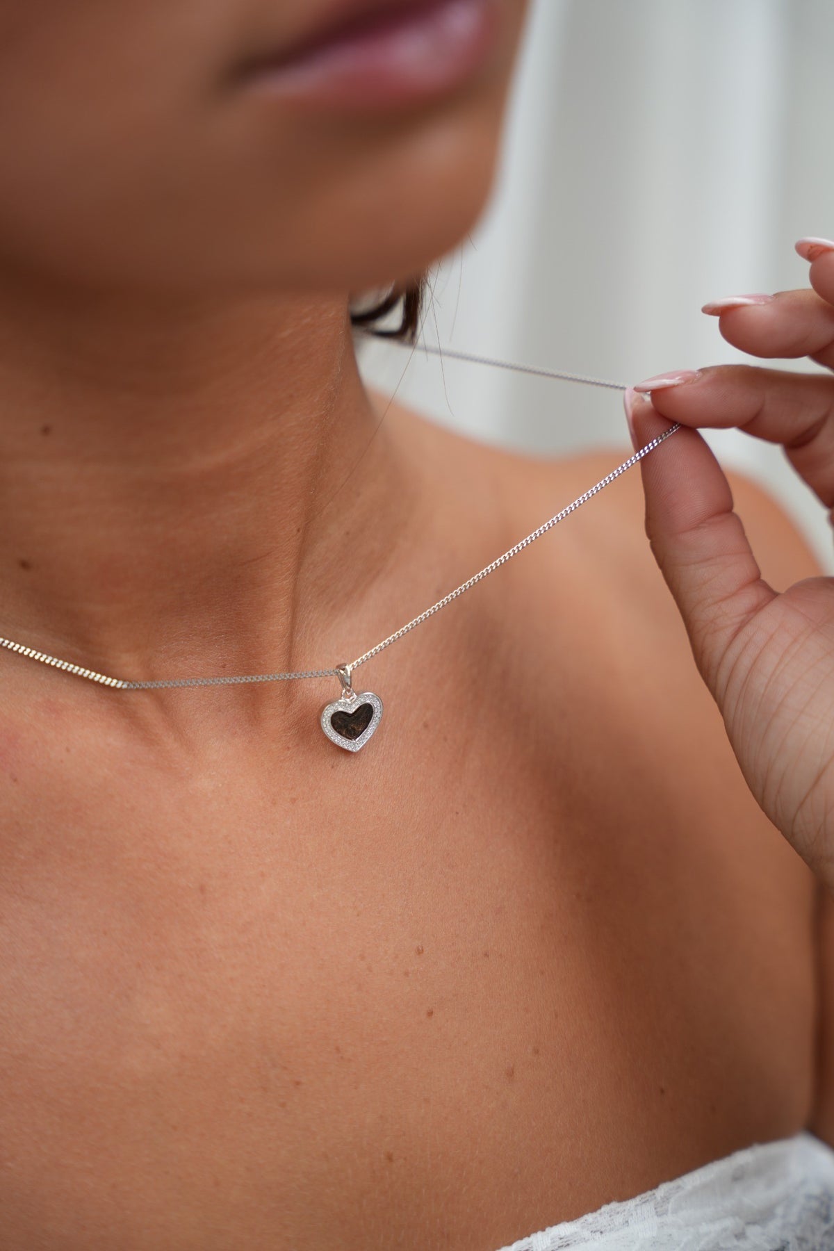 Demi ashanger in goud, gedragen