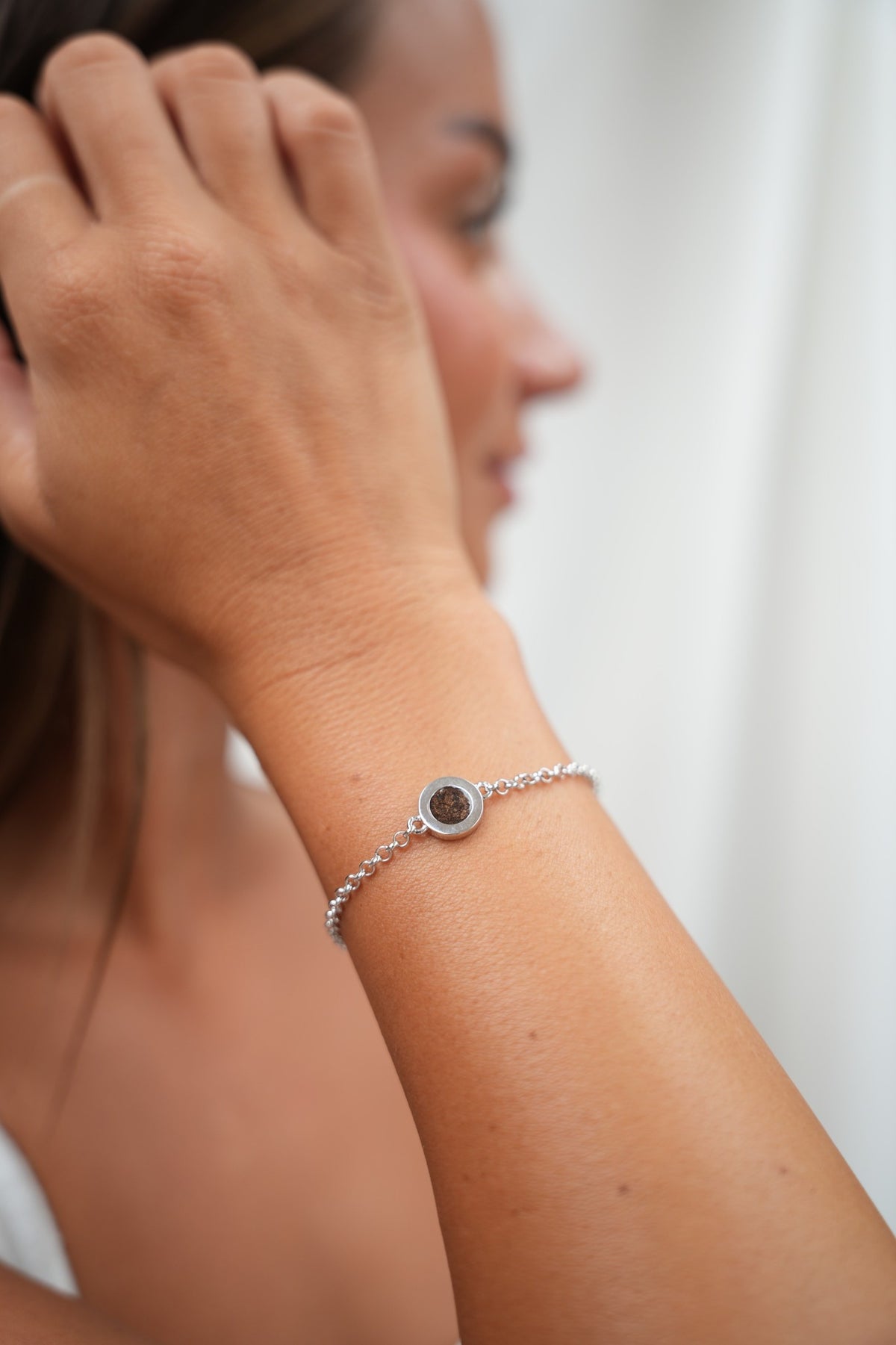 Circle of Life asarmband in zilver, gedragen
