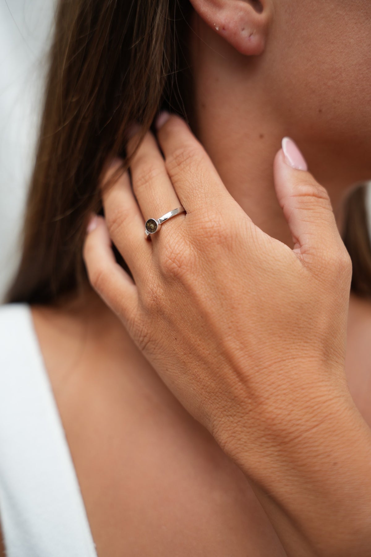 Lis asring in zilver, gedragen