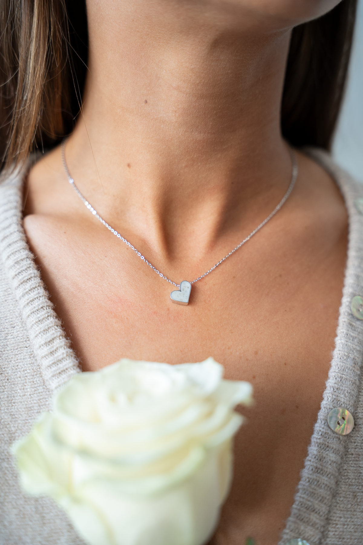 Louisa asketting in zilver, gedragen