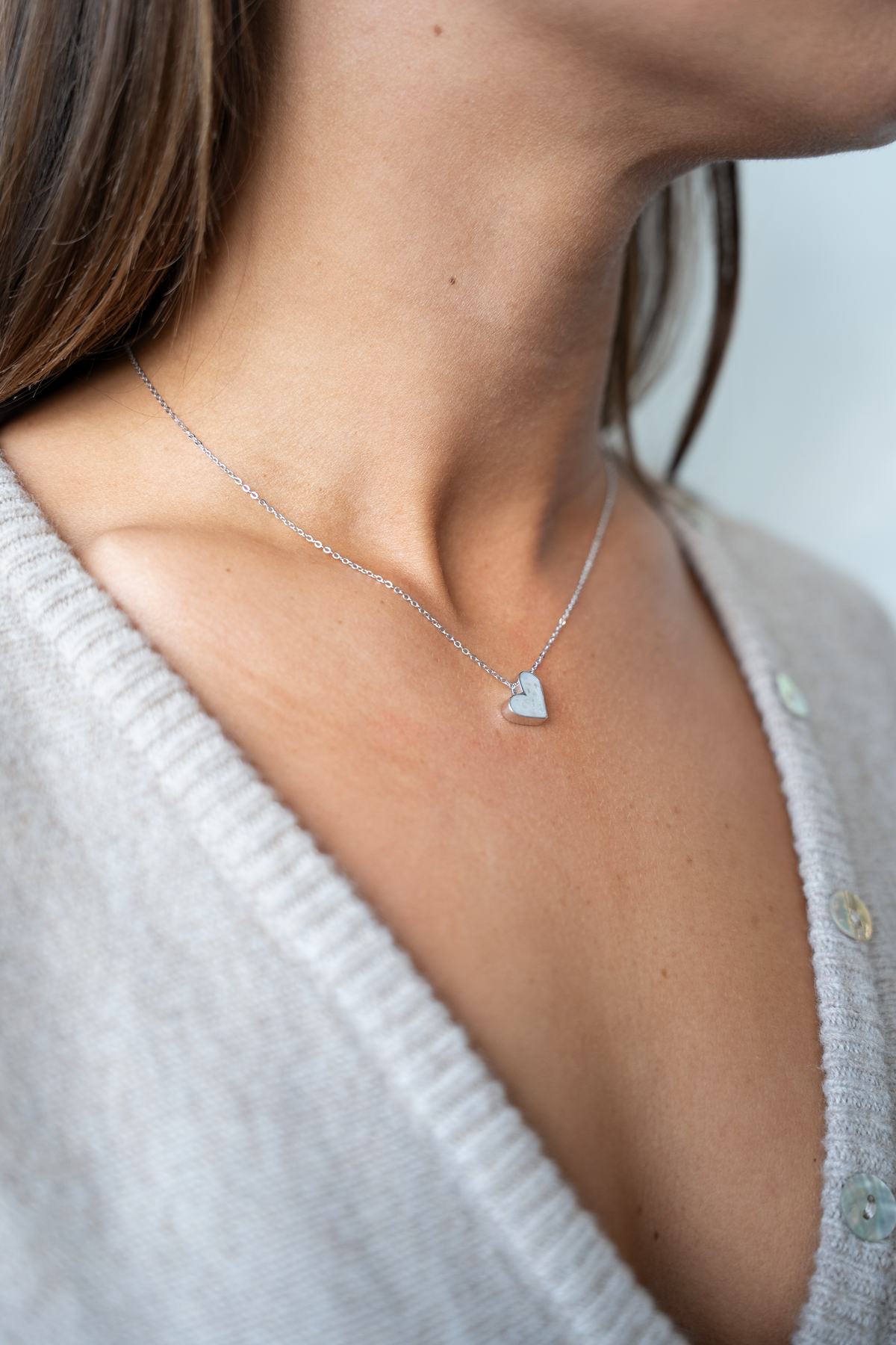 Louisa asketting in zilver, gedragen