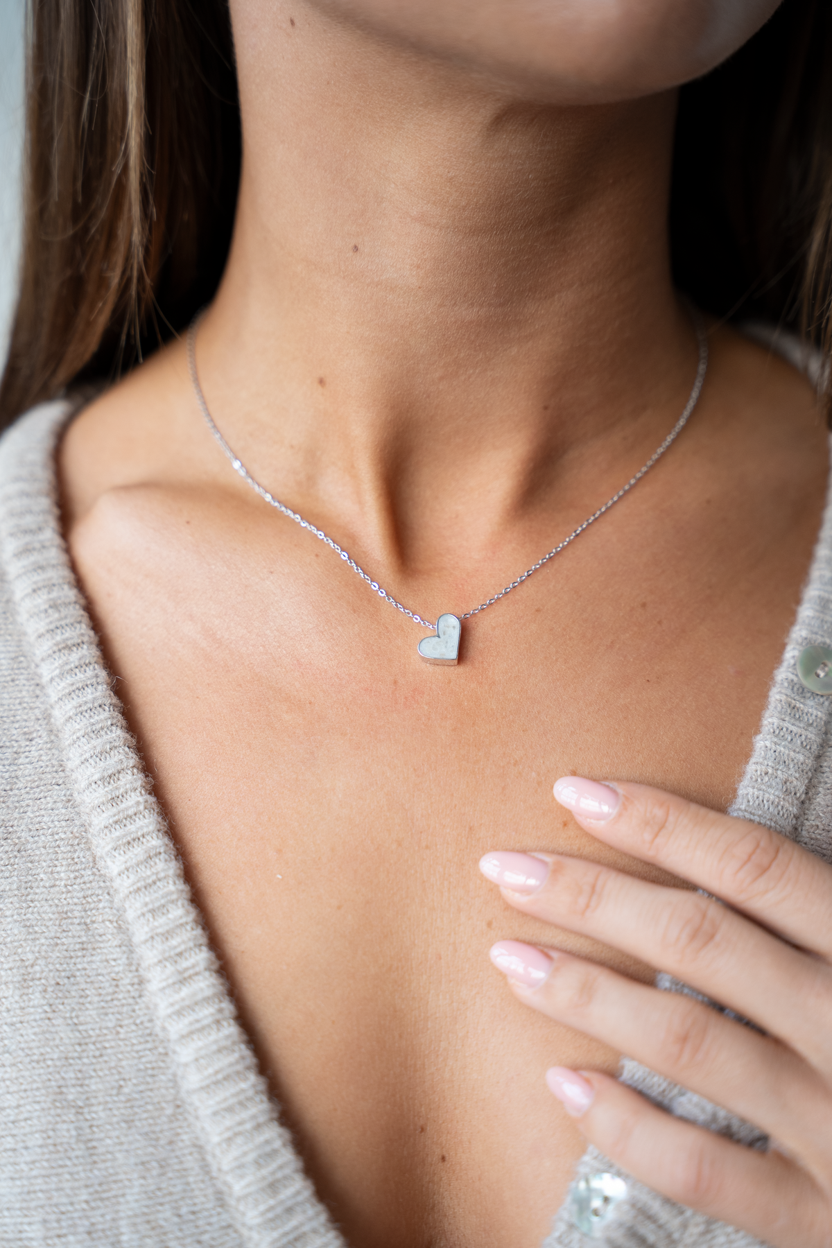 Louisa asketting in zilver, gedragen