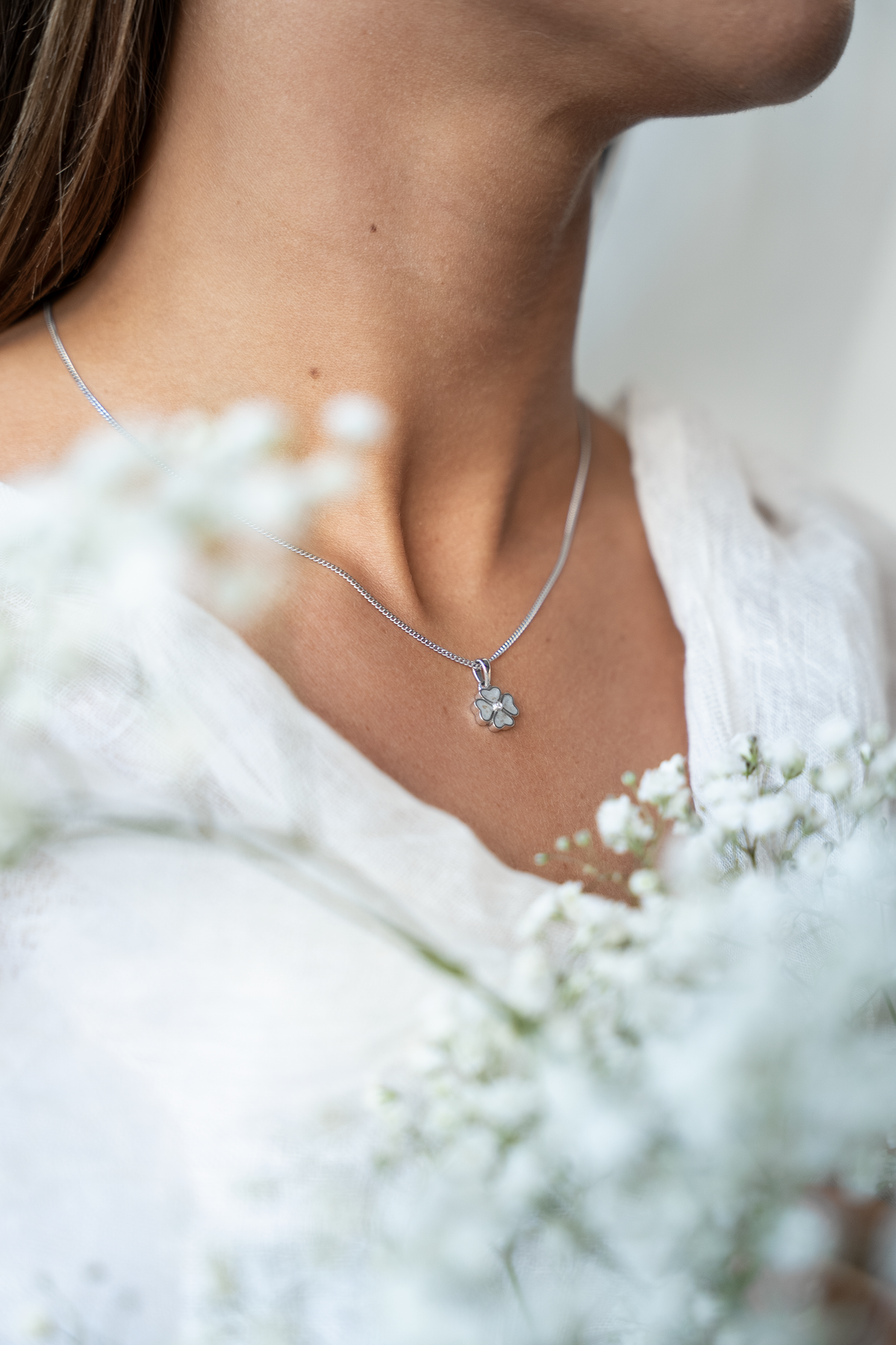 Lucy ashanger in zilver, gedragen