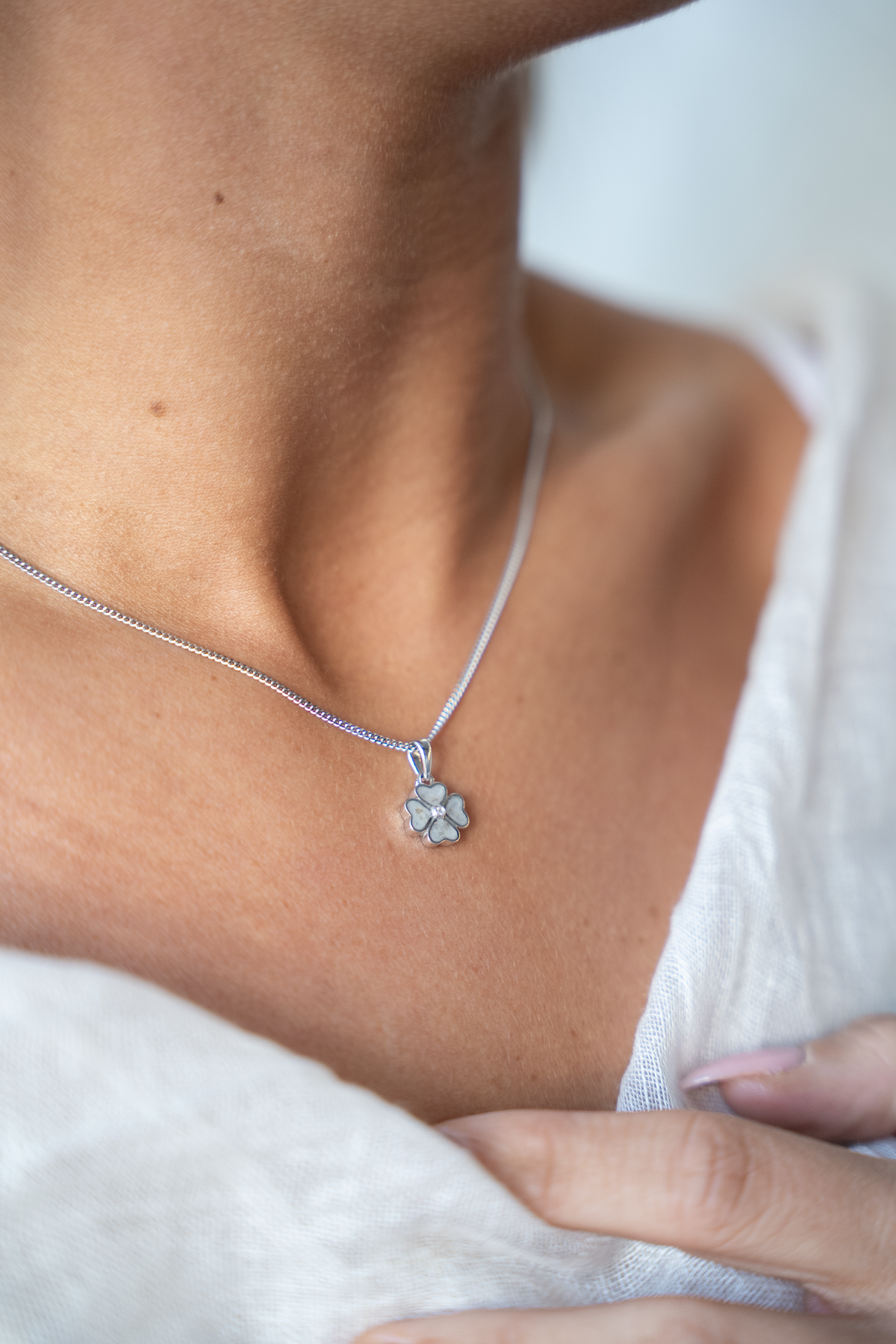 Lucy ashanger in zilver, gedragen