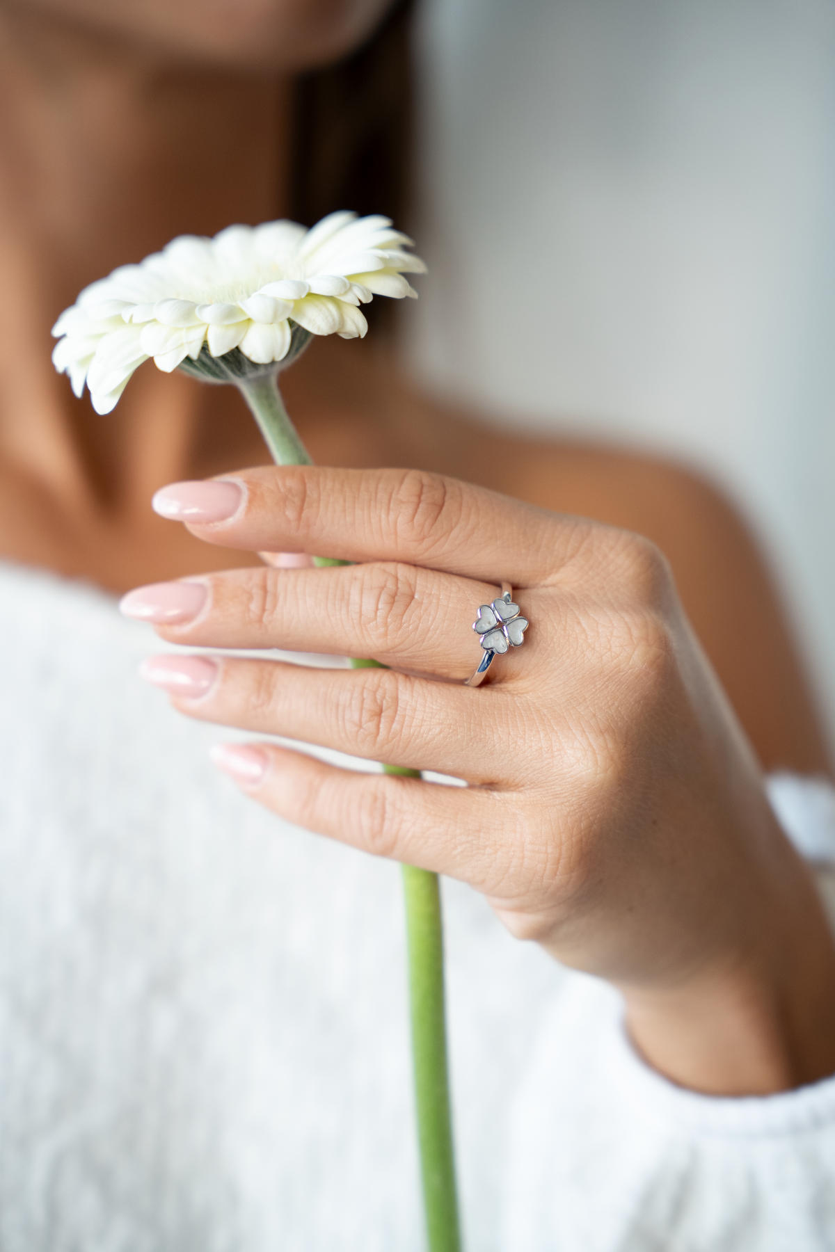 Lucy asring in zilver, gedragen