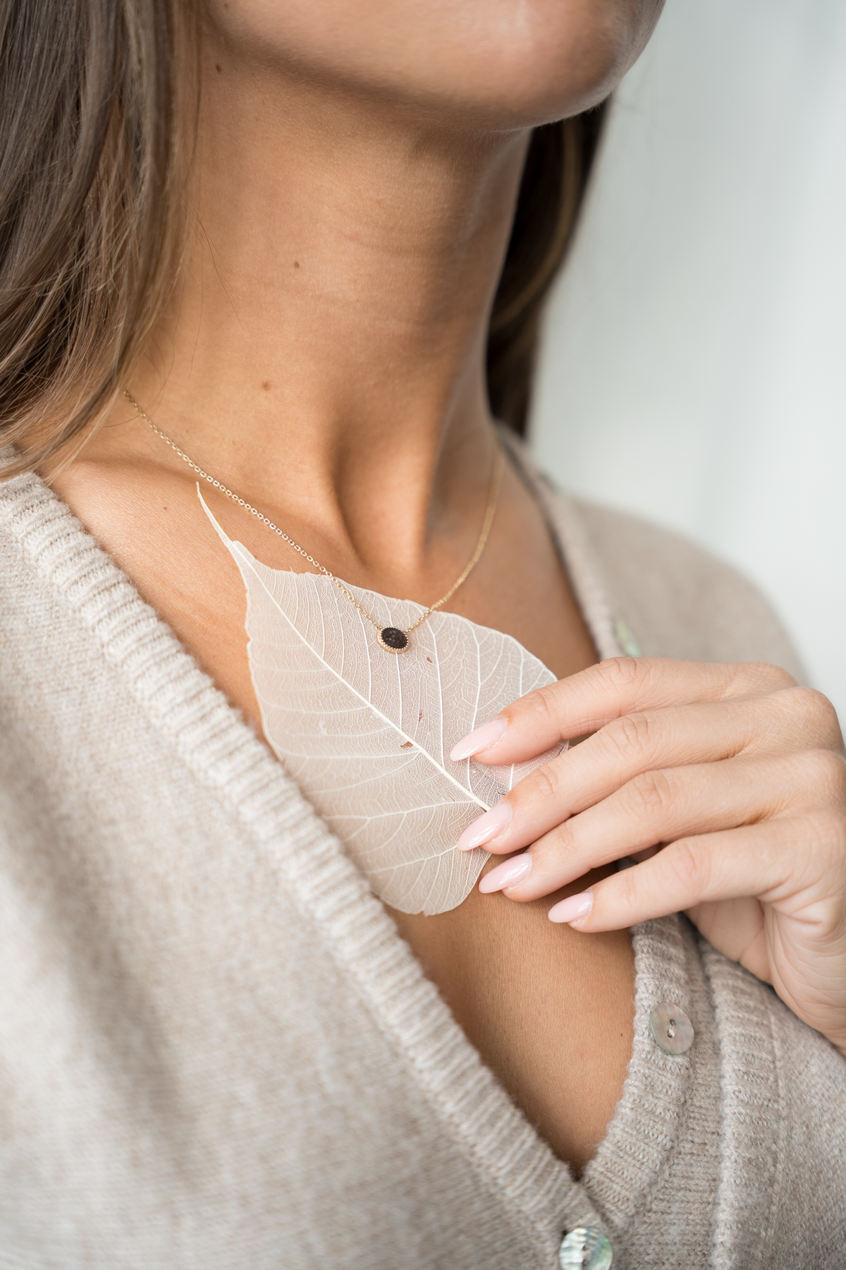 Luna asketting in zilver, gedragen