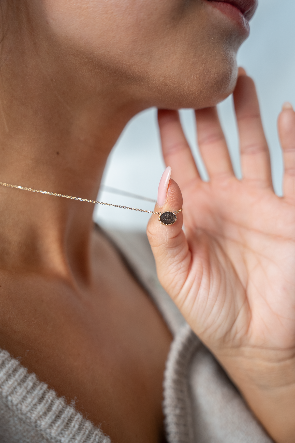 Luna asketting in zilver, gedragen