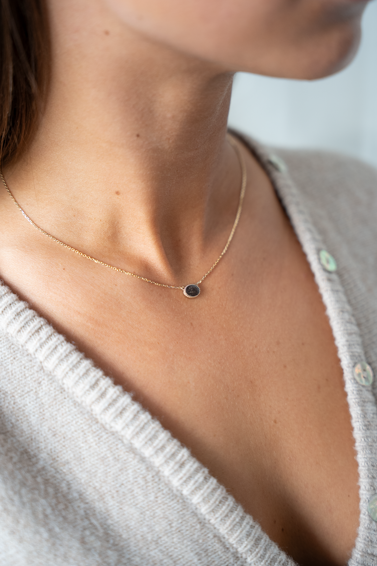 Luna asketting in zilver, gedragen