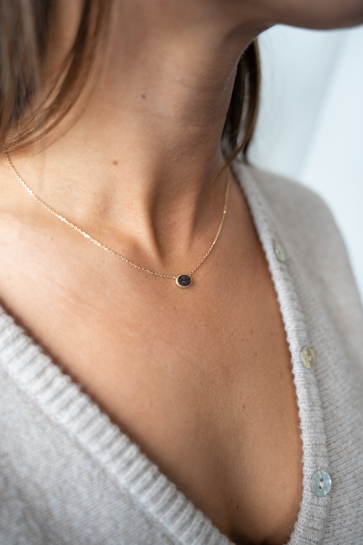 Luna asketting in zilver, gedragen