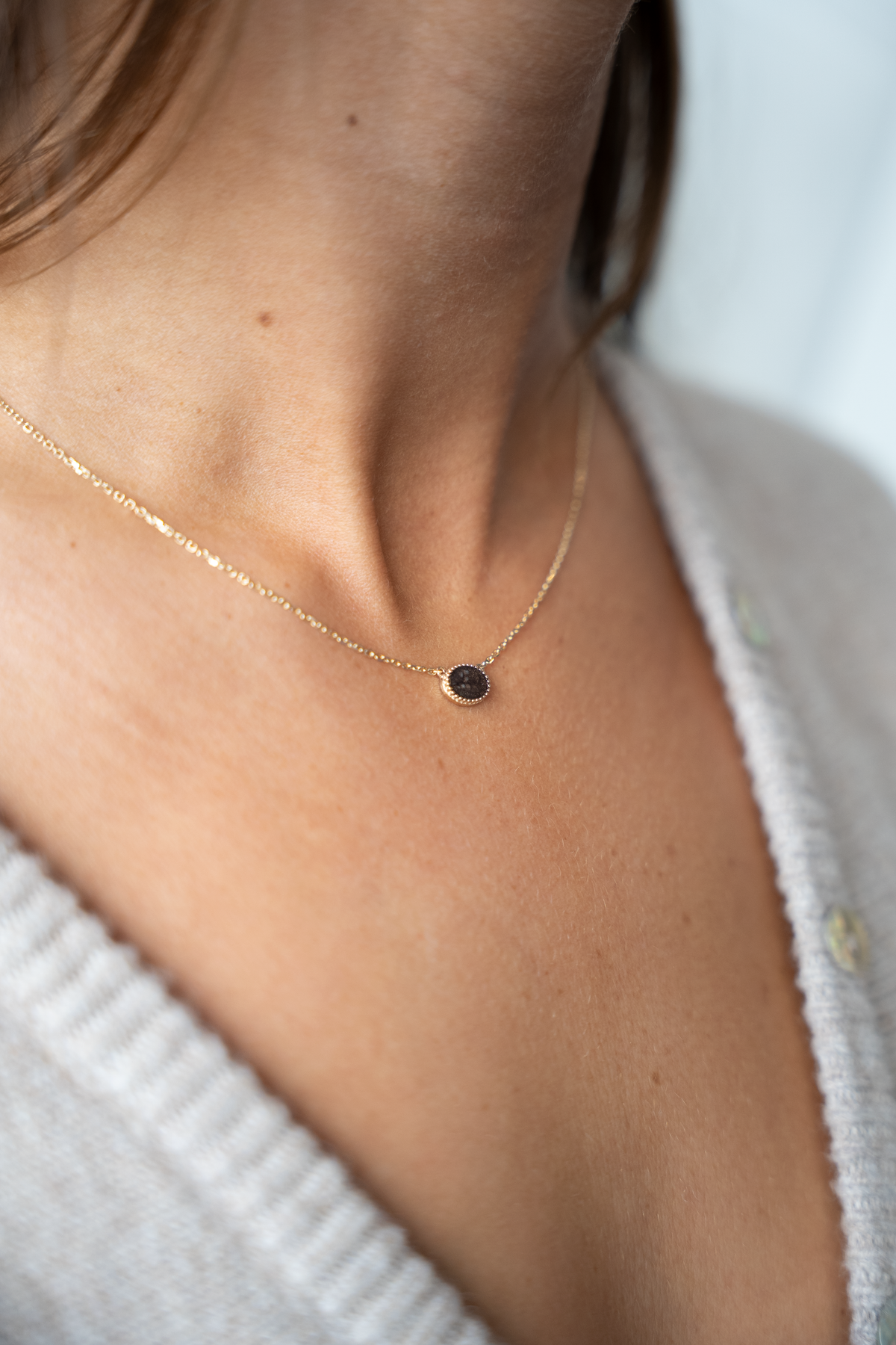 Luna asketting in goud, gedragen