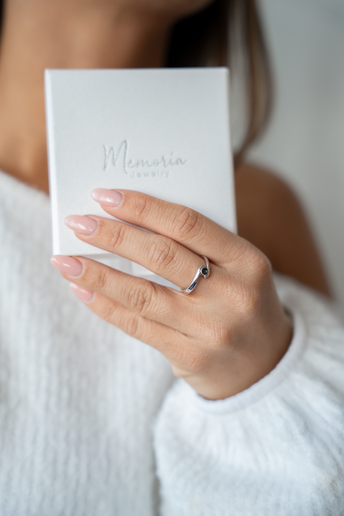 Olivia asring in zilver, gedragen