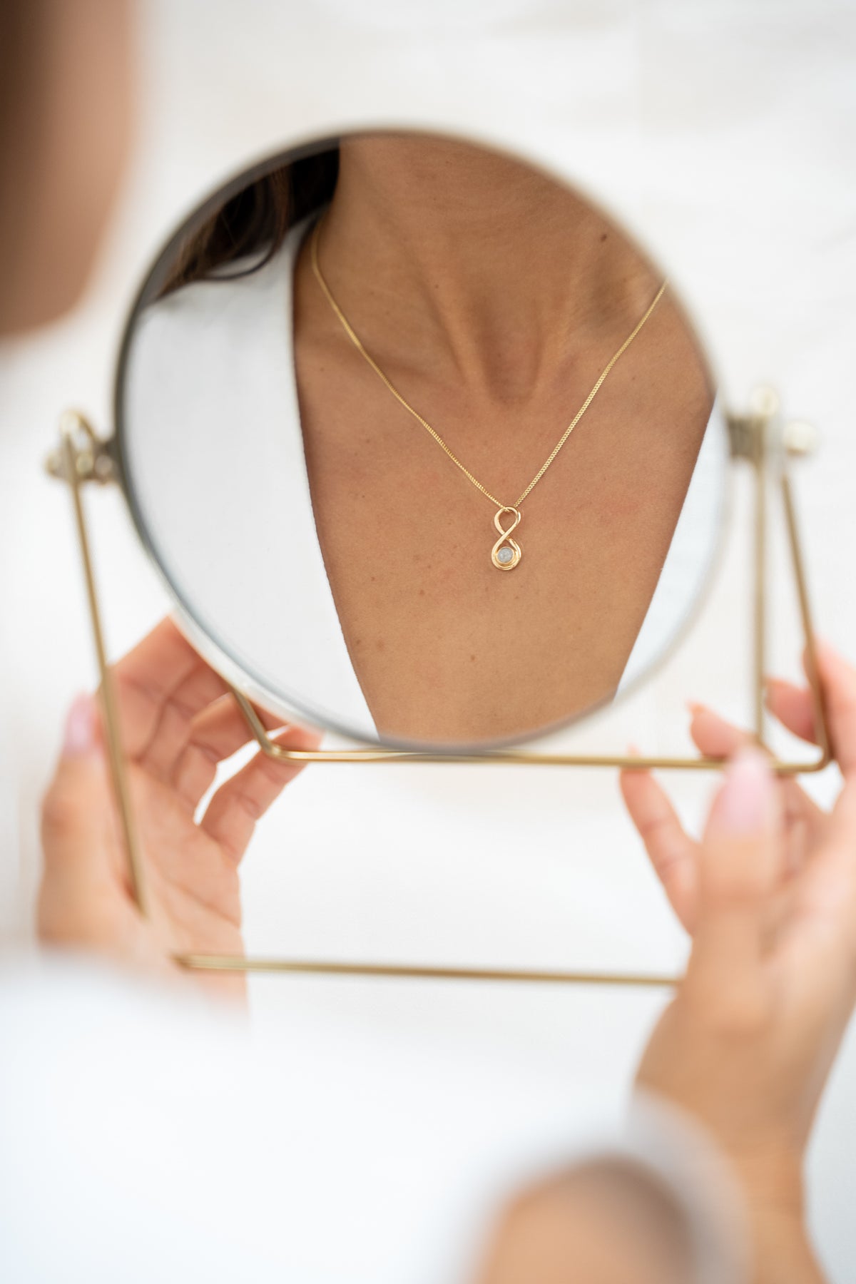Infinity ashanger in goud, gedragen