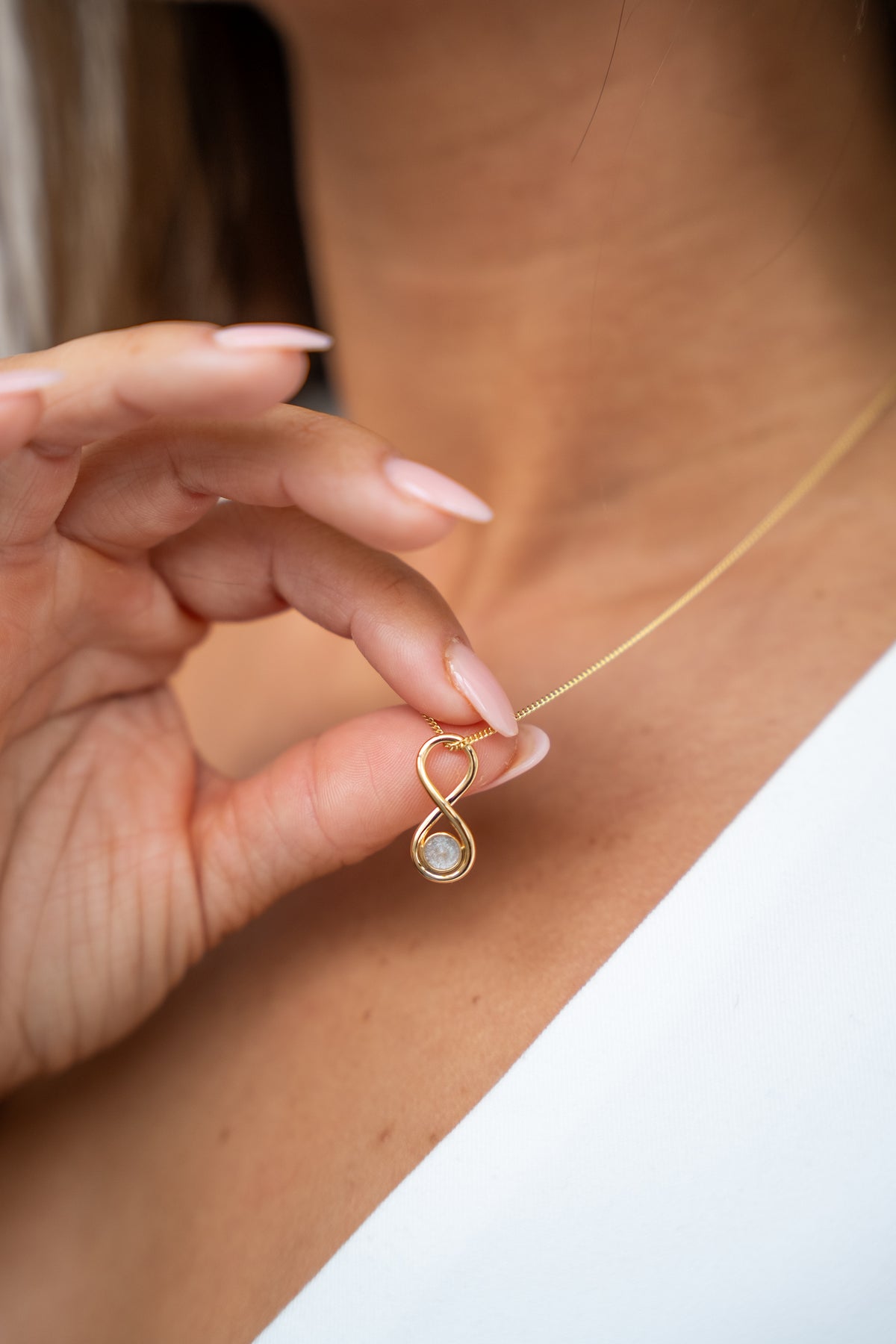 Infinity ashanger in goud, gedragen