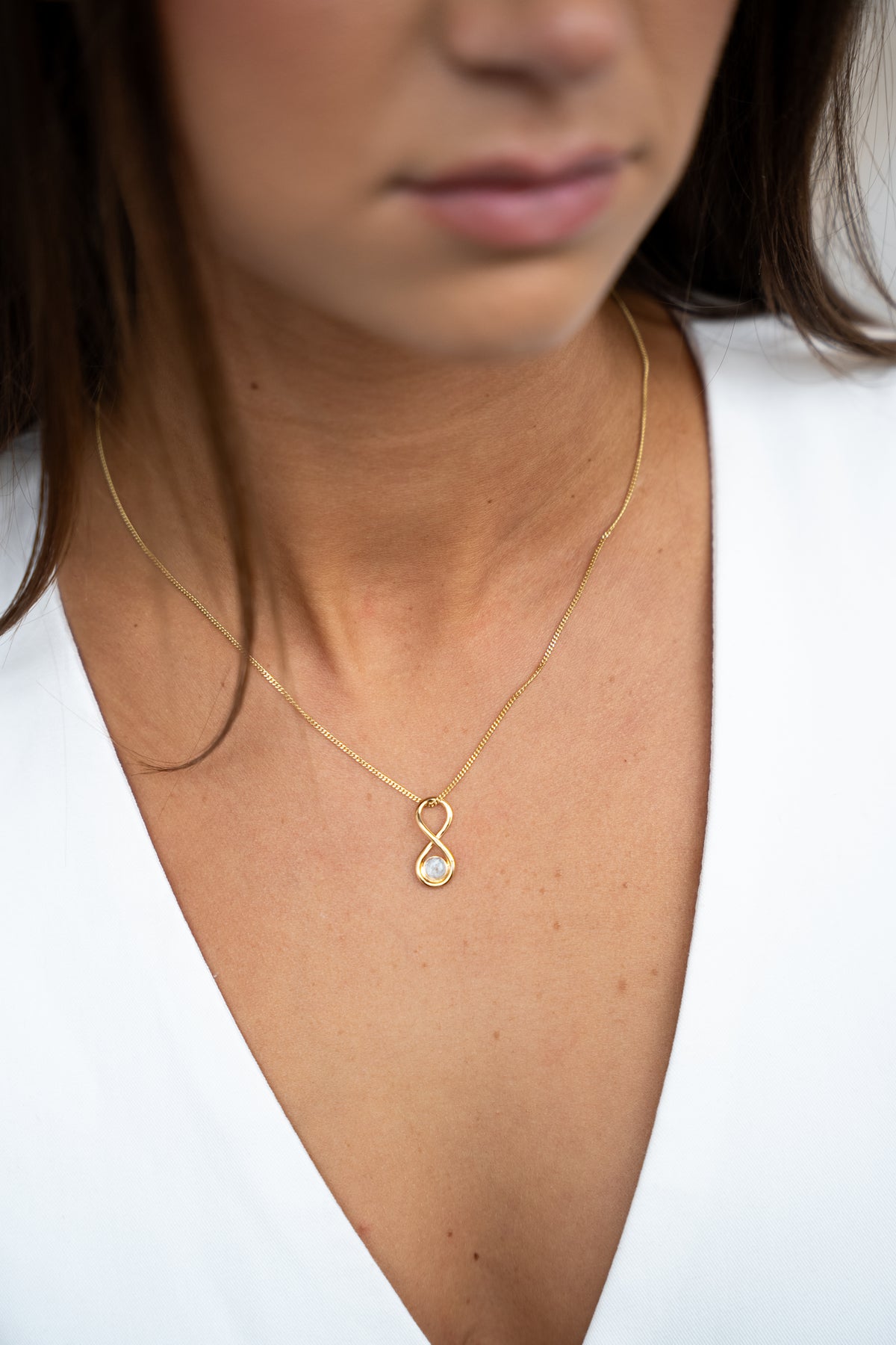 Infinity ashanger in goud, gedragen