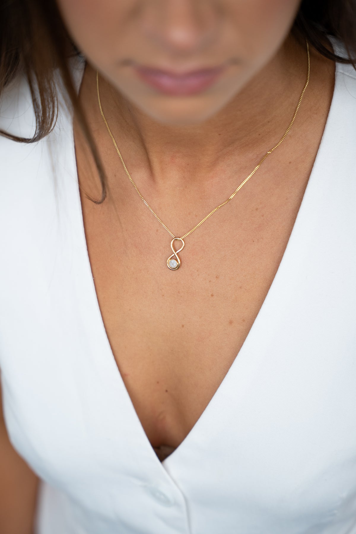 Infinity ashanger in goud, gedragen