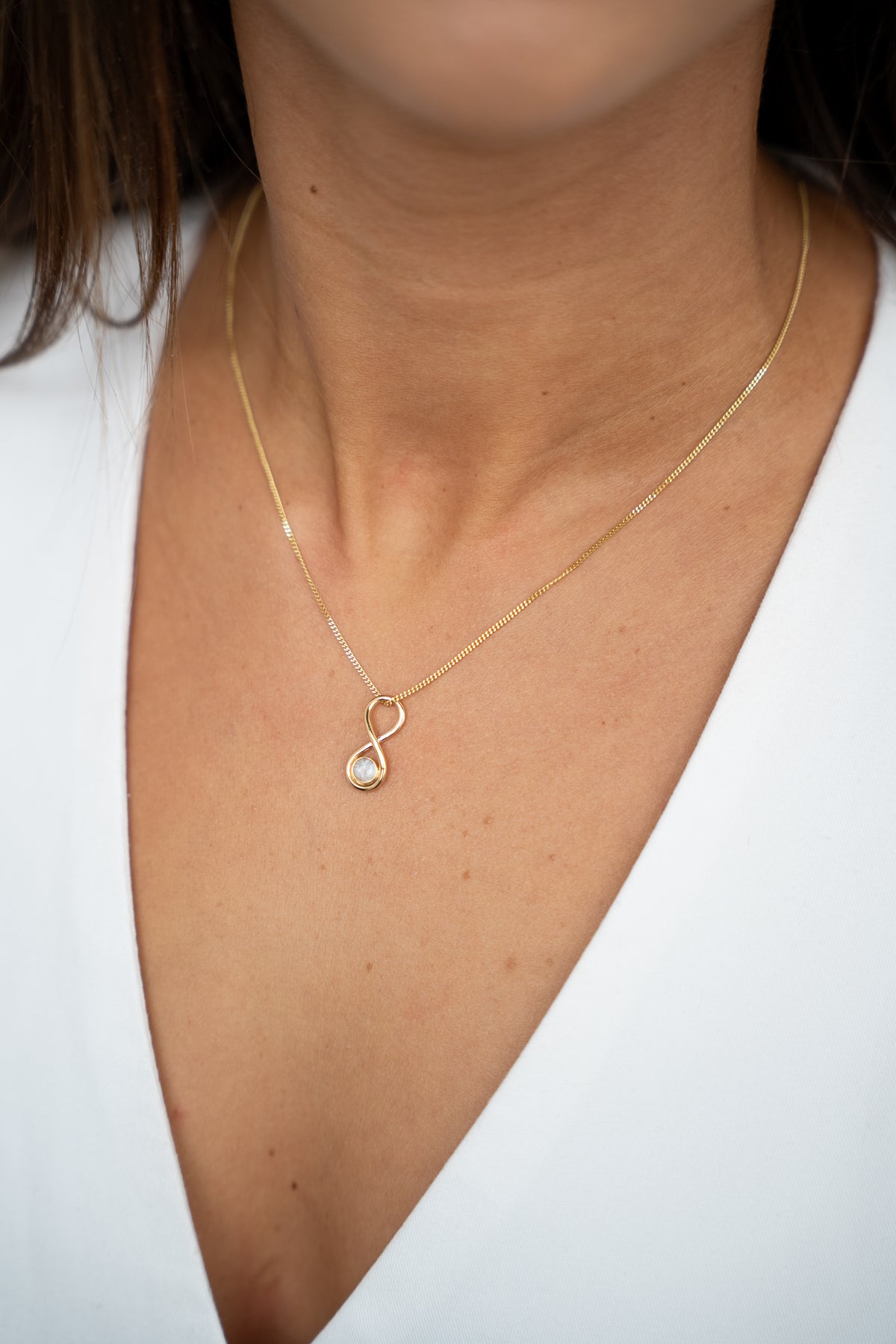 Infinity ashanger in goud, gedragen