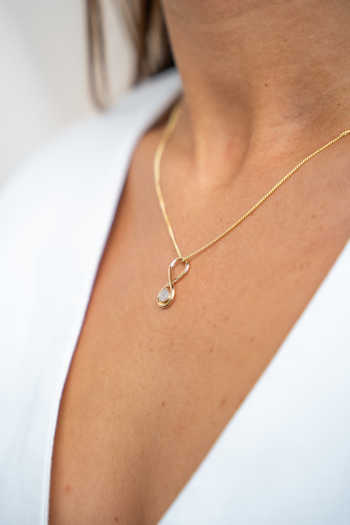 Infinity ashanger in goud, gedragen