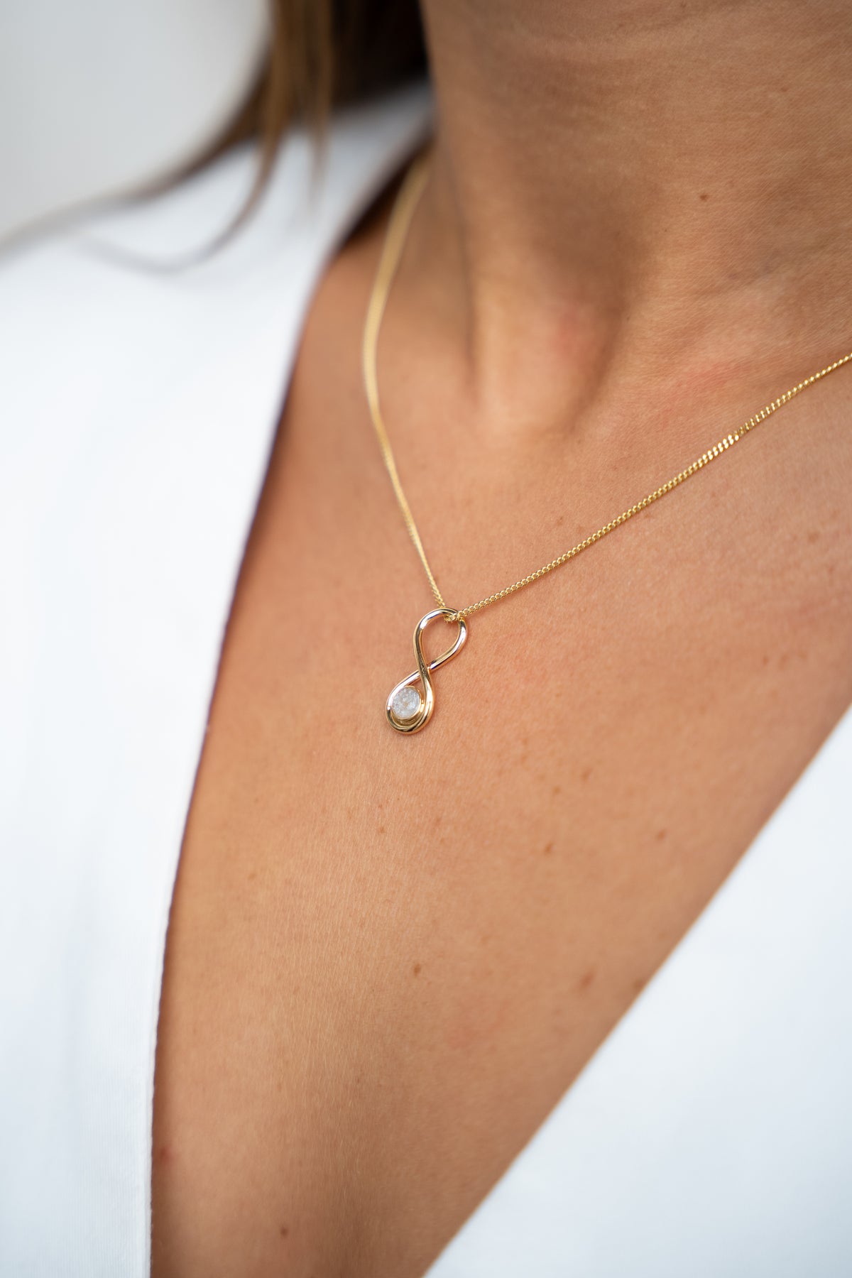 Infinity ashanger in goud, gedragen