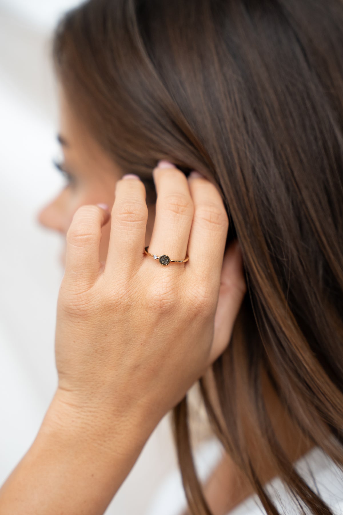 Giulia asring in zilver, gedragen