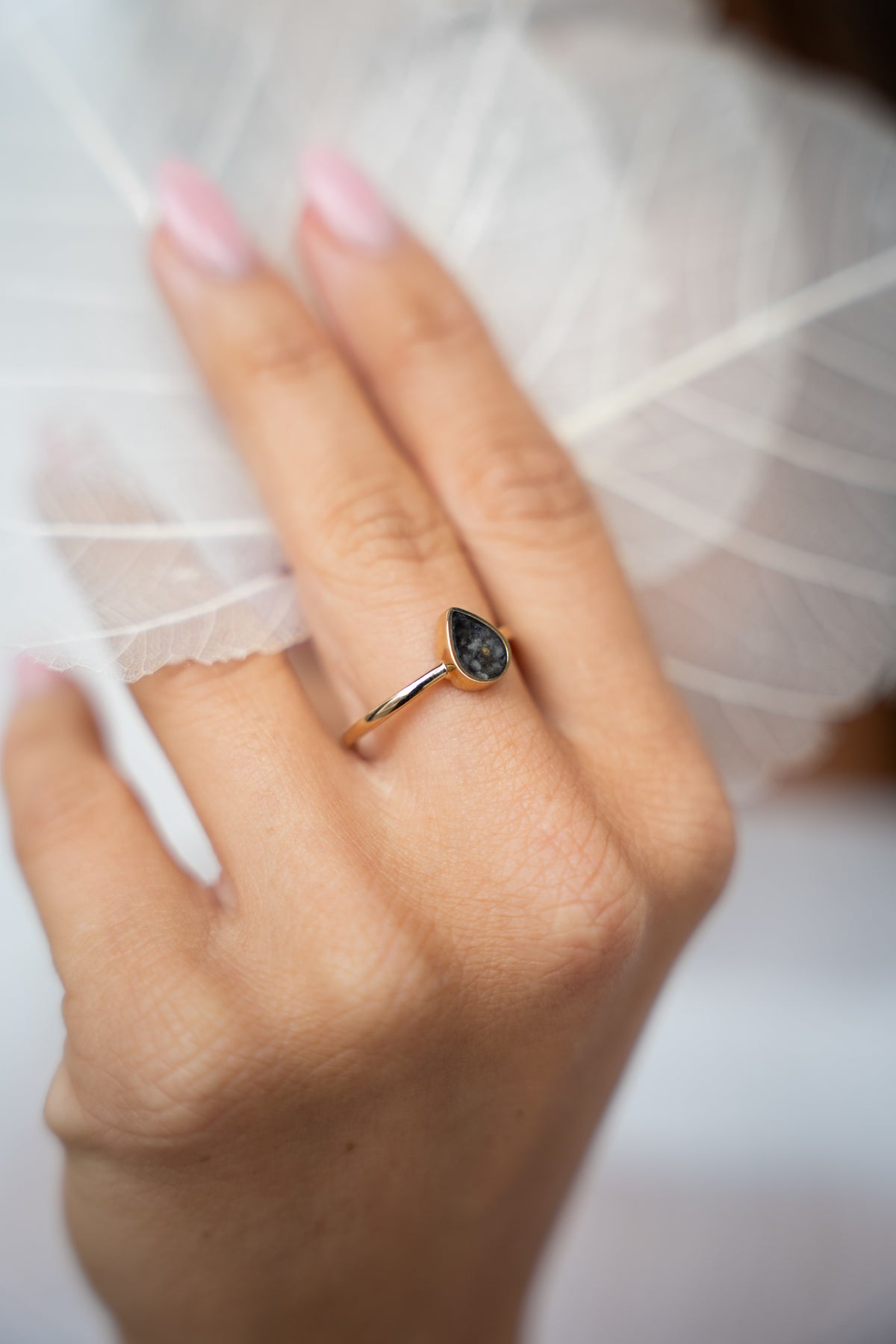 Droplet asring in zilver, gedragen