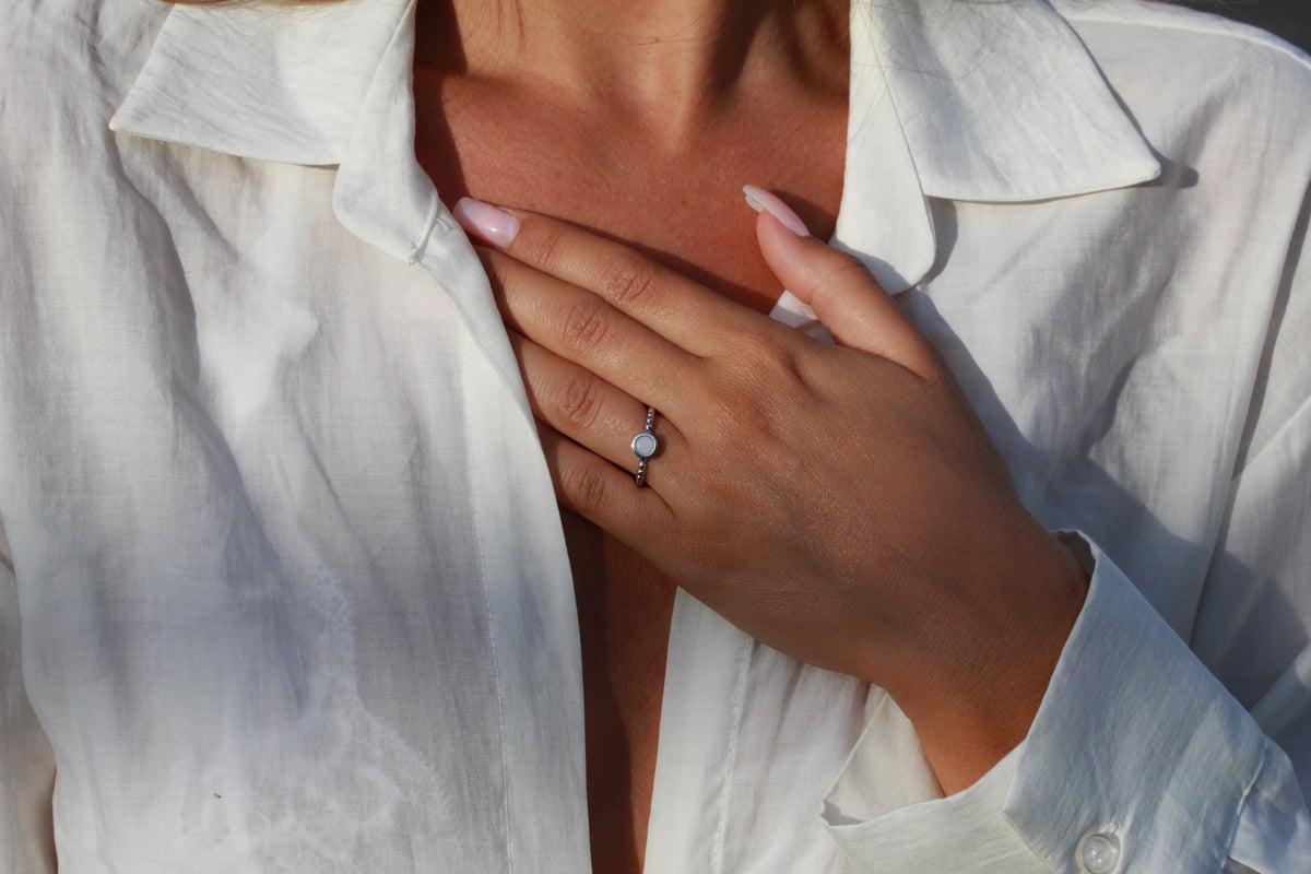 Isabelle asring in zilver, gedragen