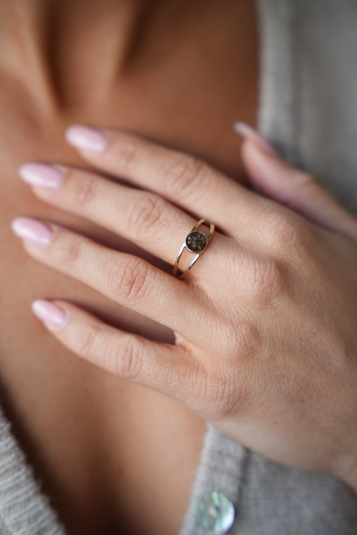 Bea asring in zilver, gedragen