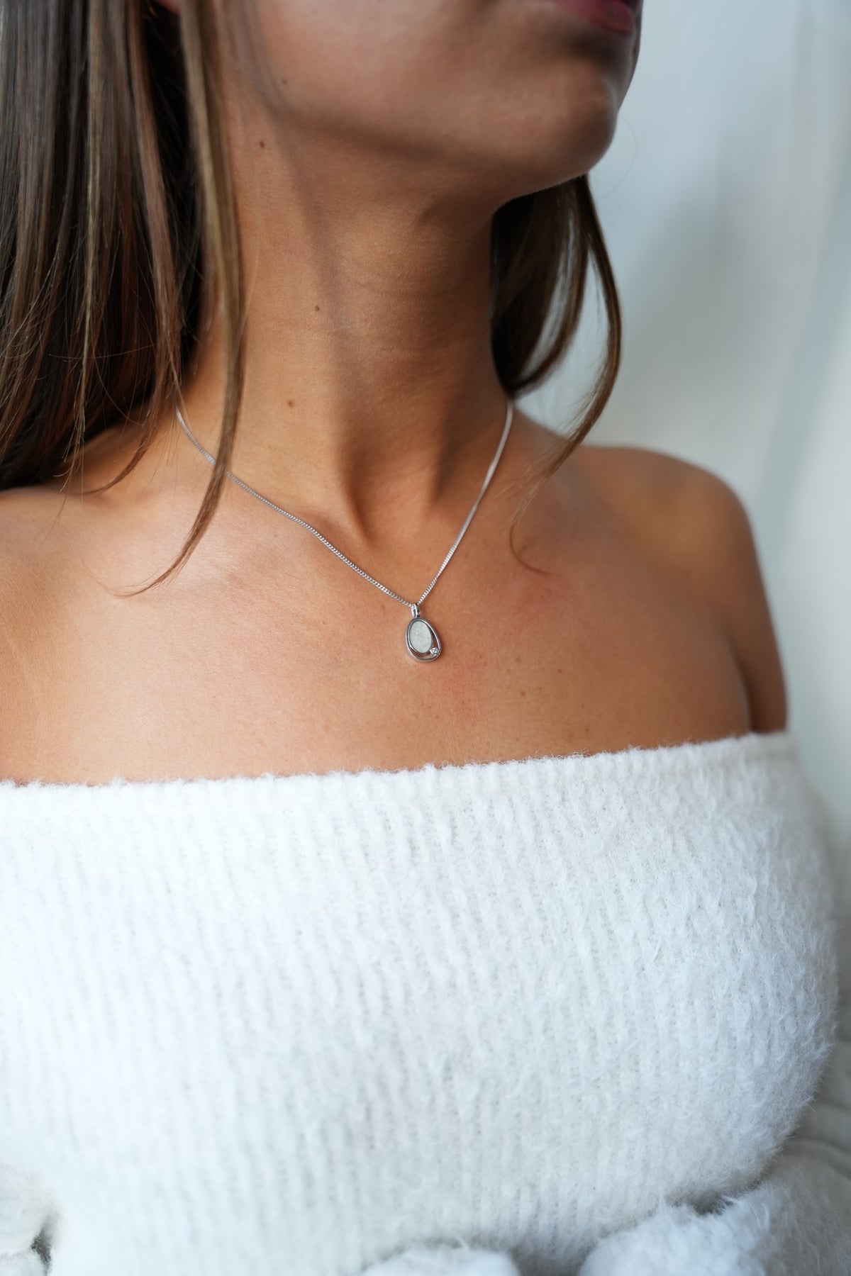 Danique ashanger in zilver, gedragen