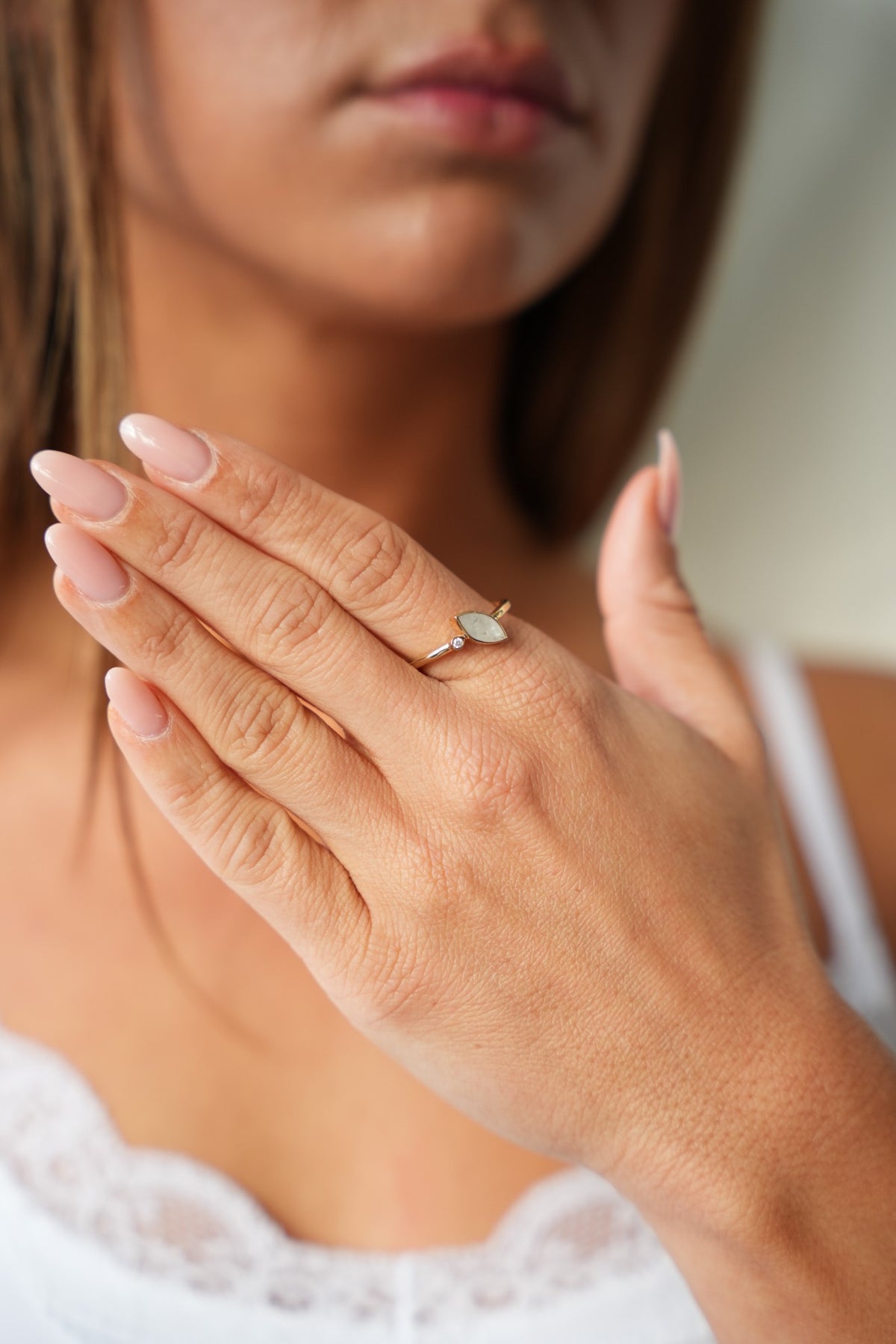 Lina asring in zilver, gedragen