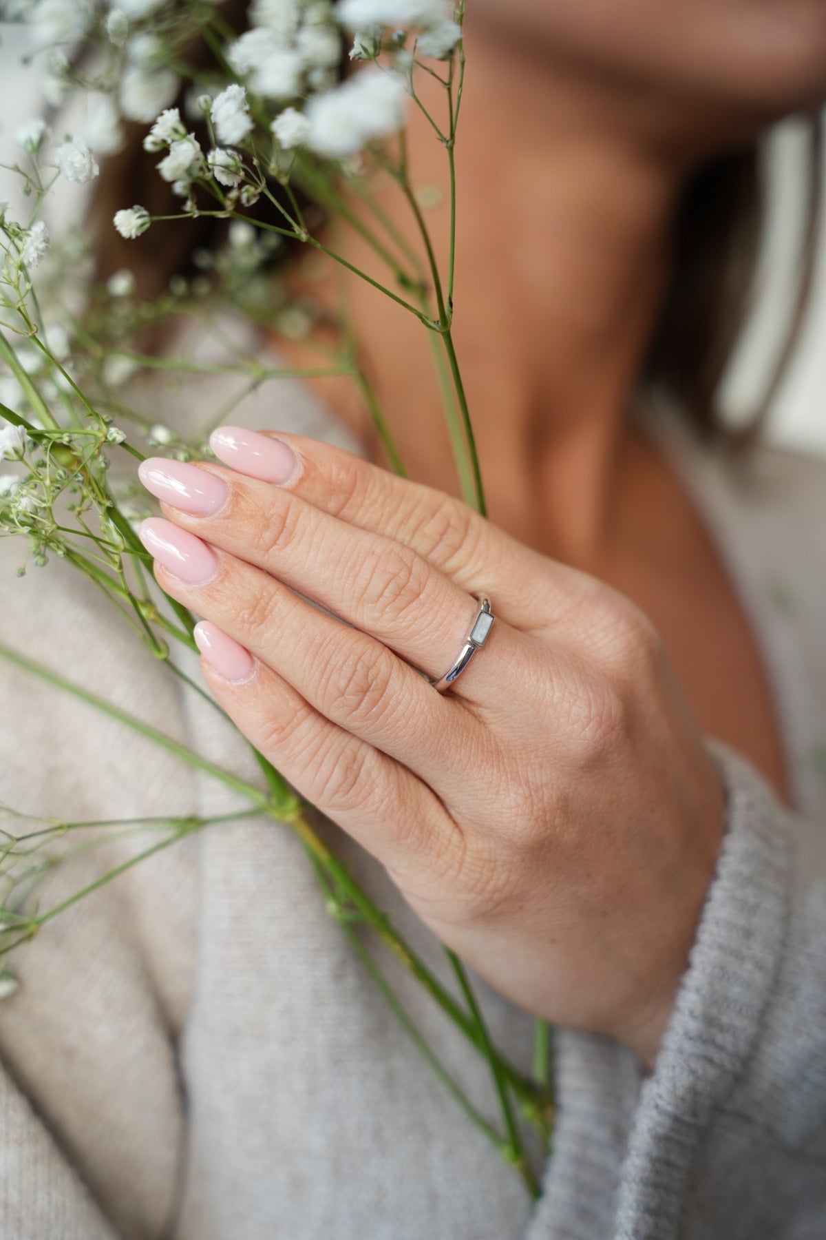 Britt asring in zilver, gedragen