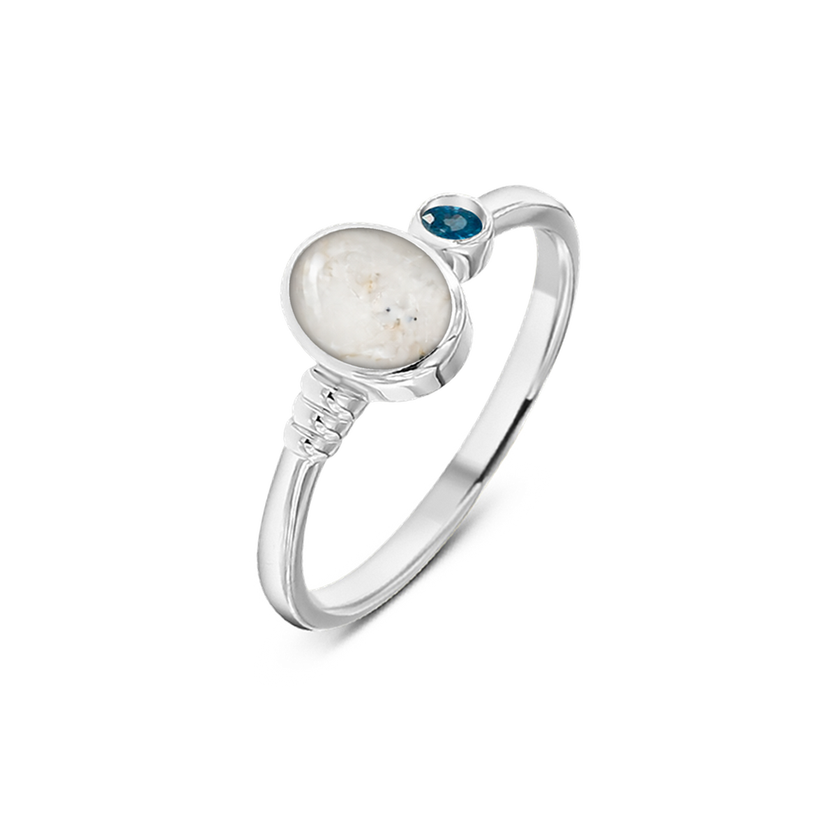 Elisa as-ring in massief wit goud met parelmoer askleur en saffier