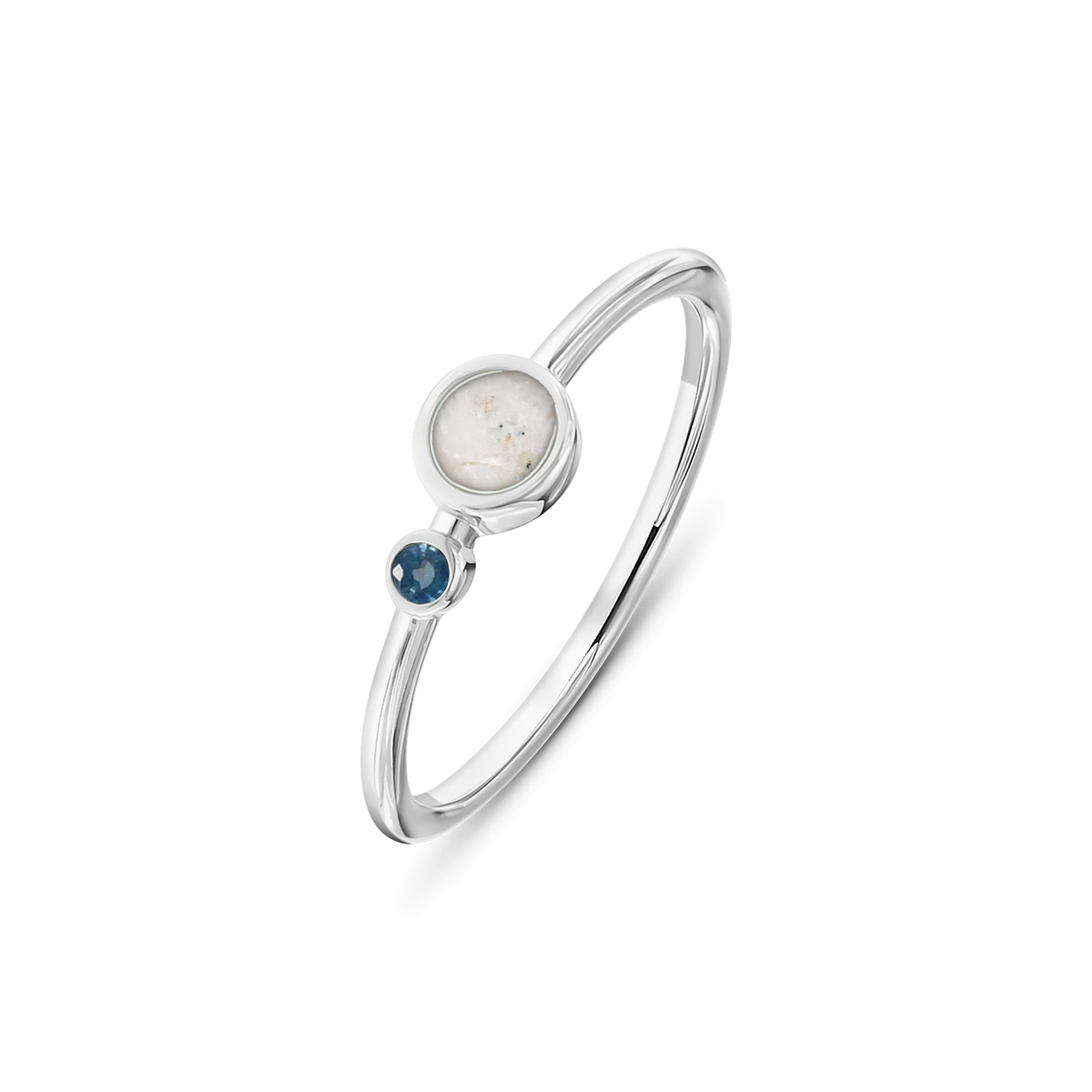 Giulia as-ring in massief wit goud met parelmoer askleur en saffier